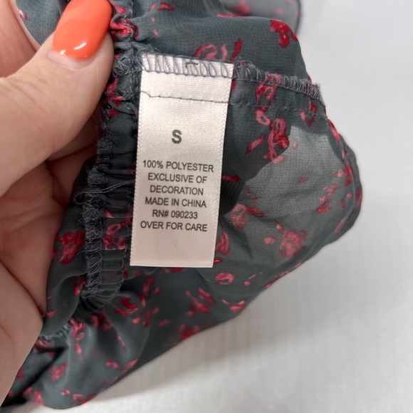 Sound & Matter Gray and Red‎ Floral top - Picture 6 of 6